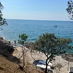 Velura *